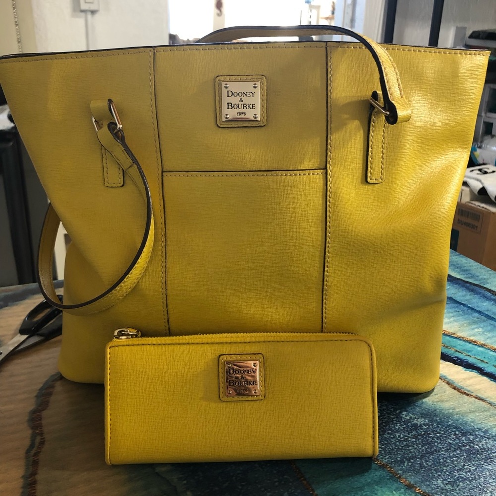 Almost New Dooney & Bourke purse & wallet